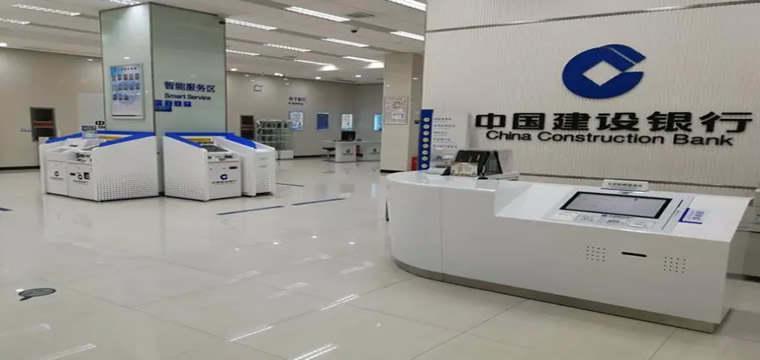 建设银行的大堂经理余闲“不闲”