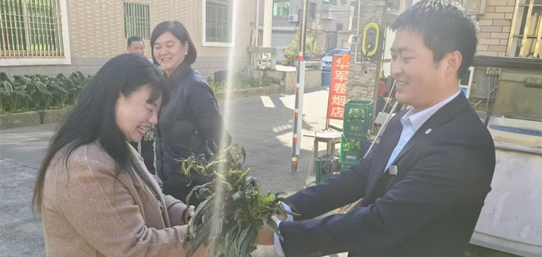 民泰银行北城支行：公益助莴笋 腊八送祝福